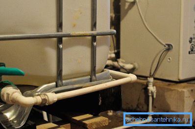 La foto mostra la pompa di circolazione e il serbatoio di espansione. La foto mostra la pompa di circolazione e il serbatoio di espansione.