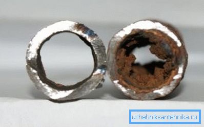 La foto mostra la differenza tra il tubo arrossato e intasato. La foto mostra la differenza tra il tubo arrossato e intasato.