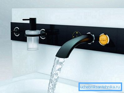 La foto mostra come l'indicatore sul pannello frontale mostra la temperatura dell'acqua. La foto mostra come l'indicatore sul pannello frontale mostra la temperatura dell'acqua.