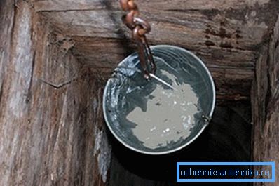 La foto mostra quale dovrebbe essere l'acqua nel pozzo di legno in buone condizioni. La foto mostra quale dovrebbe essere l'acqua nel pozzo di legno in buone condizioni.