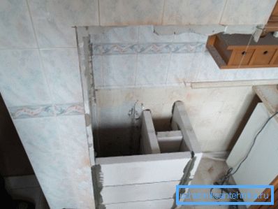 La foto mostra la separazione dello spazio interno del condotto di ventilazione La foto mostra la separazione dello spazio interno del condotto di ventilazione
