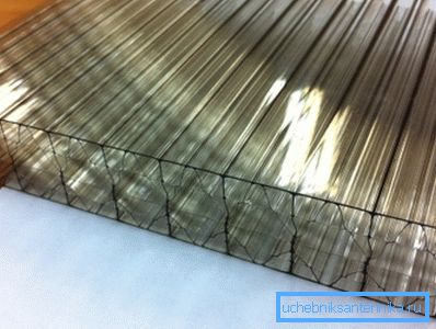 La foto mostra i nidi d'ape che non influiscono sulla trasparenza del materiale. La foto mostra i nidi d'ape che non influiscono sulla trasparenza del materiale.