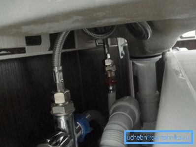 Nella foto - raccordi idraulici dopo l'installazione Nella foto - raccordi idraulici dopo l'installazione