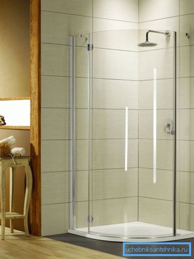 Nella foto - una doccia nella cabina doccia incassata nella parete del bagno. Nella foto - una doccia nella cabina doccia incassata nella parete del bagno.