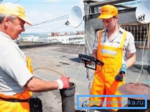 Nella foto - puoi vedere come i debitori bloccano il sistema fognario senza visitare le loro case. Nella foto - puoi vedere come i debitori bloccano il sistema fognario senza visitare le loro case.