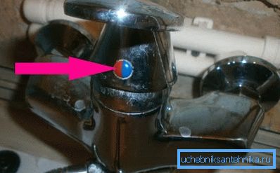 La foto ha evidenziato un cappuccio sotto il quale si nasconde il blocco a vite. La foto ha evidenziato un cappuccio sotto il quale si nasconde il blocco a vite.