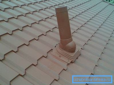 Nella foto - l'uscita del tubo del ventilatore dal tetto della casa Nella foto - l'uscita del tubo del ventilatore dal tetto della casa
