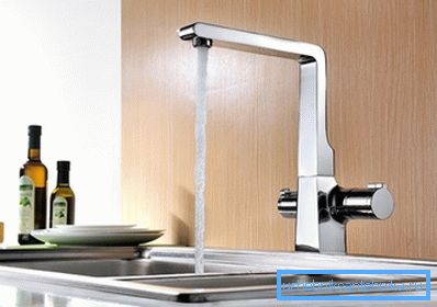 Nella foto - un rubinetto da cucina a forma di l alta Nella foto - un rubinetto da cucina a forma di l alta