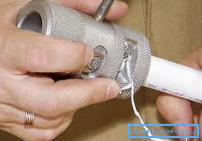 Su una foto - pulizia di un tubo Su una foto - pulizia di un tubo
