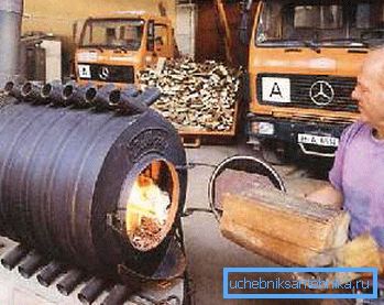 Nella foto - caricamento del carburante nella camera di combustione Nella foto - caricamento del carburante nella camera di combustione