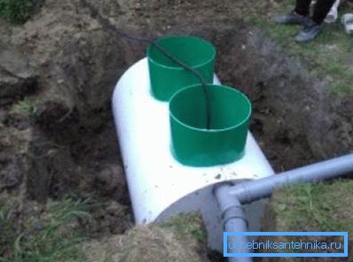 Nella foto - posa l'impianto di trattamento delle acque reflue nel terreno Nella foto - posa l'impianto di trattamento delle acque reflue nel terreno
