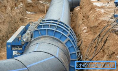 La foto cattura il processo di saldatura di una sezione della linea di approvvigionamento idrico. La foto cattura il processo di saldatura di una sezione della linea di approvvigionamento idrico.