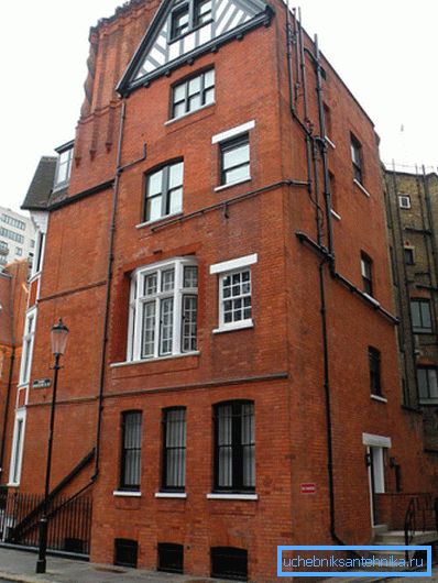 Nella foto - un edificio a Londra. Durante la ricostruzione, il sistema fognario è stato posato sulla facciata.