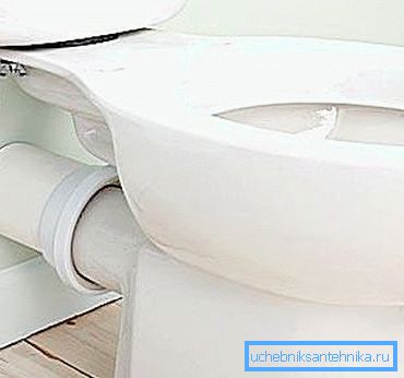 Nella foto - una connessione rigida del bagno Nella foto - una connessione rigida del bagno