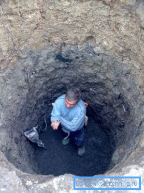 Su terreno roccioso devi scavare un pozzo a mano. Su terreno roccioso devi scavare un pozzo a mano.