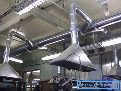 In alcune industrie, la presenza di tali installazioni è un requisito di sicurezza o protezione del lavoro. In alcune industrie, la presenza di tali installazioni è un requisito di sicurezza o protezione del lavoro.