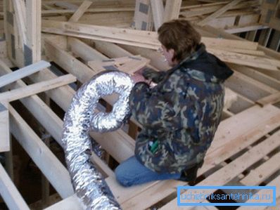 Sulla base dei dati ottenuti, il sistema di condotti viene posato e i ventilatori sono collegati. Sulla base dei dati ottenuti, il sistema di condotti viene posato e i ventilatori sono collegati.