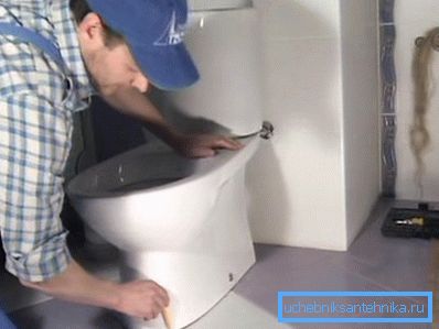 Sul pavimento dovrebbe esserci un contorno corrispondente alla posizione di progetto del water. Sul pavimento dovrebbe esserci un contorno corrispondente alla posizione di progetto del water.