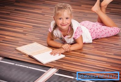 Sul pavimento, dotato di pellicola riscaldante, puoi sdraiarti comodamente senza danni alla salute. Sul pavimento, dotato di pellicola riscaldante, puoi sdraiarti comodamente senza danni alla salute.