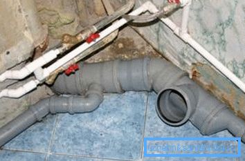 Al posto dei sistemi fognari in ghisa e della fornitura d'acqua arrivano i tubi di plastica. Al posto dei sistemi fognari in ghisa e della fornitura d'acqua arrivano i tubi di plastica.