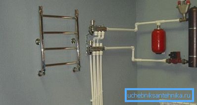 Una caldaia a induzione è installata sulla parete. Una caldaia a induzione è installata sulla parete.