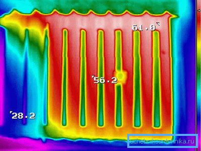 La foto termica mostra che parte della batteria è intasata di detriti, il che significa che dovrebbe essere pulita. La foto termica mostra che parte della batteria è intasata di detriti, il che significa che dovrebbe essere pulita.
