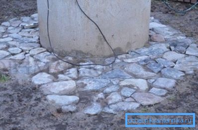 Sul terzo - posizioniamo la pietra nella massa di cemento, nella foto - il risultato del lavoro, quando il calcestruzzo si indurisce Sul terzo - posizioniamo la pietra nella massa di cemento, nella foto - il risultato del lavoro, quando il calcestruzzo si indurisce