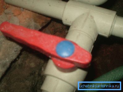 Giunti saldamente sigillati di un rubinetto di plastica Giunti saldamente sigillati di un rubinetto di plastica