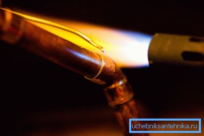 Riscaldare il tubo di rame prima di saldare Riscaldare il tubo di rame prima di saldare
