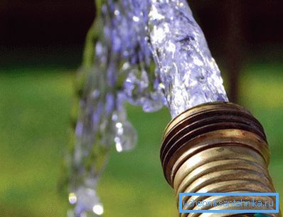 Essendo ad alta pressione e non avendo la luce solare, la falda acquifera non supporta lo sviluppo di microbi patogeni, ma l'acqua da tale pozzo è molto dura perché contiene una grande quantità di sali disciolti e ferro. Acqua di alta qualità garantita!