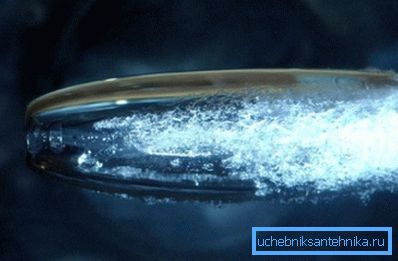 La cavitazione è più chiaramente visibile con il rapido movimento dei solidi all'interno dei liquidi. La cavitazione è più chiaramente visibile con il rapido movimento dei solidi all'interno dei liquidi.