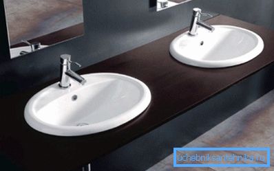 Il materiale più popolare per la produzione di lavabi è la ceramica.