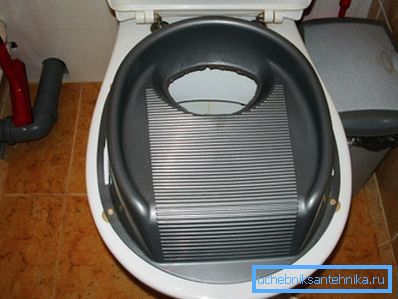 Copertura per gatti sul water con cerchi forati di diverse dimensioni Copertura per gatti sul water con cerchi forati di diverse dimensioni