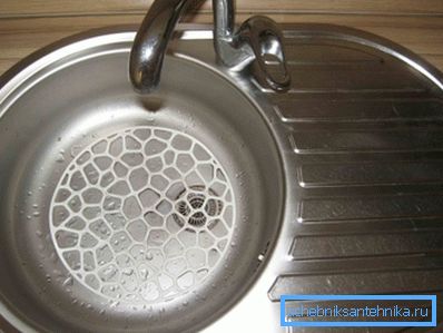 Appoggiati su lavelli in acciaio inox Appoggiati su lavelli in acciaio inox