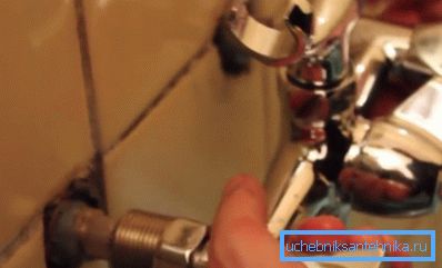 Avvitiamo il mixer sugli eccentrici Avvitiamo il mixer sugli eccentrici