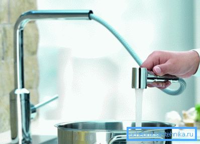 La presenza del tubo facilita la manipolazione del getto d'acqua La presenza del tubo facilita la manipolazione del getto d'acqua
