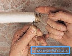 Avvolgere il lino e applicare la pasta. Avvolgere il lino e applicare la pasta.