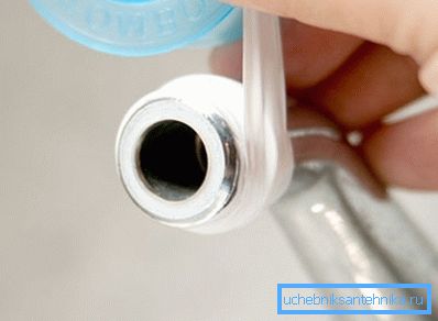 Avvolgimento del nastro FUM sulla filettatura Avvolgimento del nastro FUM sulla filettatura