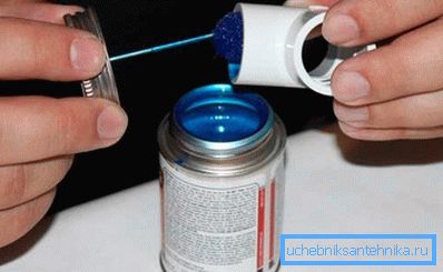 Mettere la colla sulla presa. Mettere la colla sulla presa.