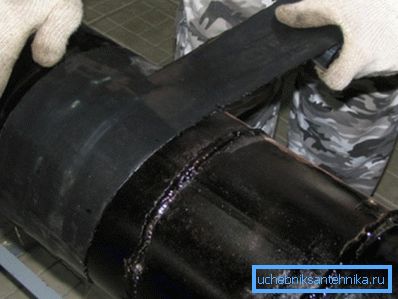 Applicazione di impermeabilizzazione del rullo polimerico sulla sezione della tubazione. Applicazione di impermeabilizzazione del rullo polimerico sulla sezione della tubazione.