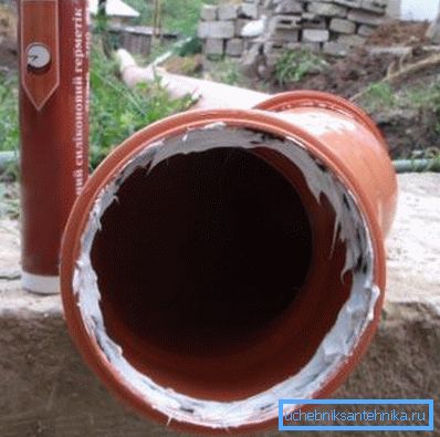 Mettendo silicone sigillante sulla campana Mettendo silicone sigillante sulla campana
