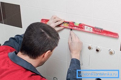 Disegnare la linea orizzontale superiore dell'installazione di apparecchiature sanitarie Disegnare la linea orizzontale superiore dell'installazione di apparecchiature sanitarie