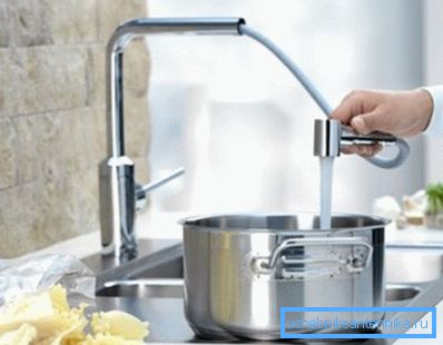 Riempire la padella con acqua con un beccuccio estraibile Riempire la padella con acqua con un beccuccio estraibile