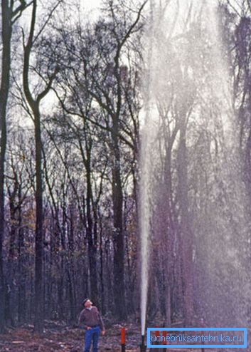 La pressione dell'acqua dagli idranti può sorprendere coloro che non hanno incontrato tali strutture. La pressione dell'acqua dagli idranti può sorprendere coloro che non hanno incontrato tali strutture.