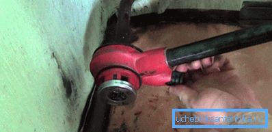 Infilare il tubo sulla vite muore a casa Infilare il tubo sulla vite muore a casa