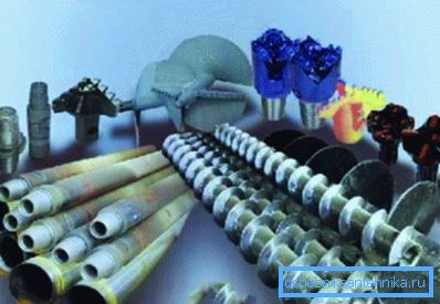 Punte da trapano, trivelle per il terreno, sistemi di tubazioni e altri componenti di impianti di perforazione, che l'appaltatore di solito effettua nell'articolo, perché hanno un uso occasionale o rimangono nel pozzo stesso Punte da trapano, trivelle per il terreno, sistemi di tubazioni e altri componenti di impianti di perforazione, che l'appaltatore di solito effettua nell'articolo, perché hanno un uso occasionale o rimangono nel pozzo stesso