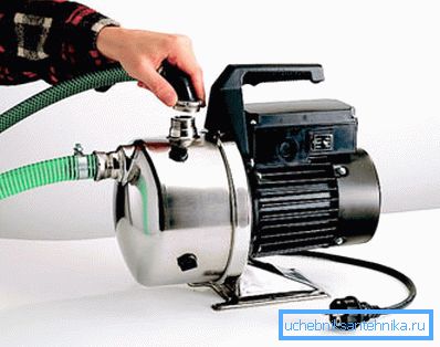 La pompa di irrigazione è compatta e facilmente trasportabile dove serve, ma non può servire la casa. La pompa di irrigazione è compatta e facilmente trasportabile dove serve, ma non può servire la casa.