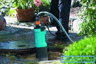 La pompa viene periodicamente estratta e attraversata da acqua pulita.