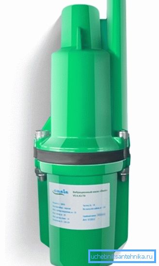 La pompa con l'immissione di acqua superiore, per fornire acqua pulita. La pompa con l'immissione di acqua superiore, per fornire acqua pulita.