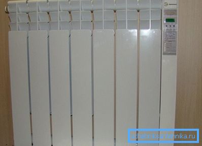 Radiatore elettrico a parete, che è dotato di un dispositivo di controllo e non è collegato al sistema Radiatore elettrico a parete, che è dotato di un dispositivo di controllo e non è collegato al sistema